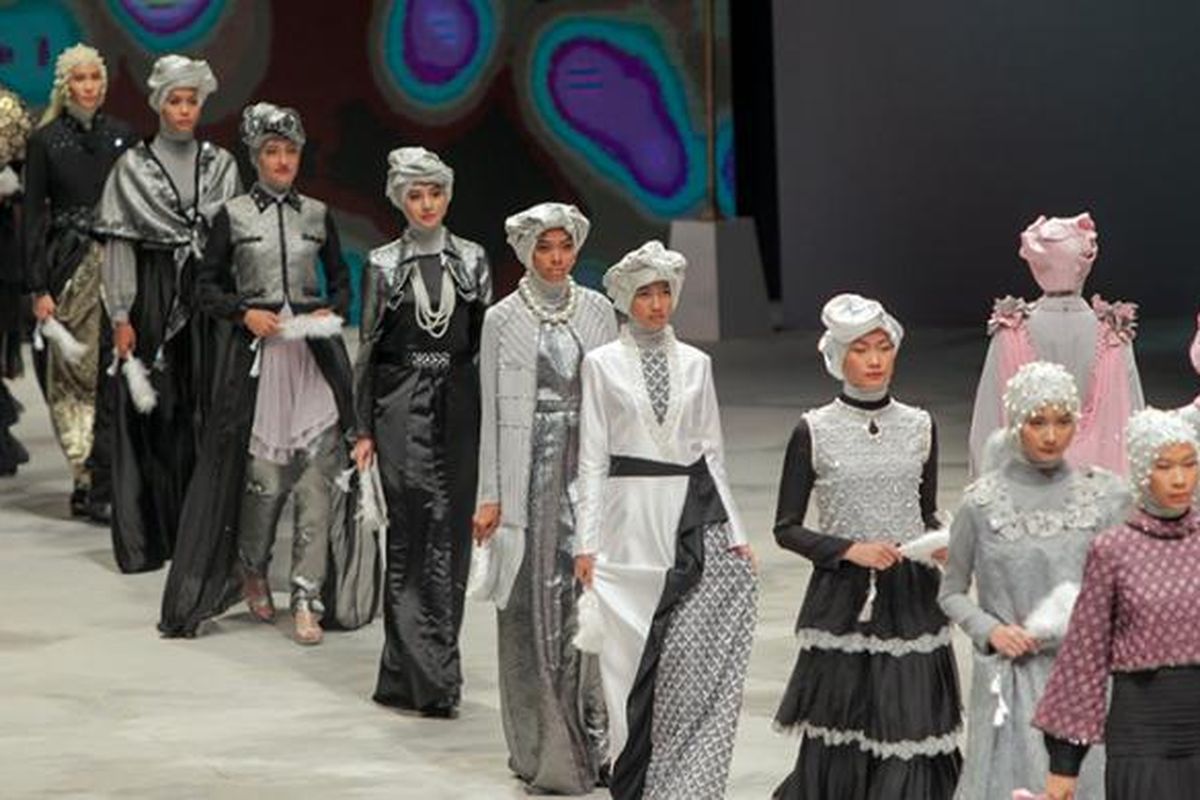 Model memperagakan busana muslim dari Shafira dalam Indonesia Fashion Week 2016, di Jakarta Convention Center, Senayan, Jakarta, Jumat (11/3/2016). Pekan peragaan busana ini akan berlangsung hingga 13 Maret mendatang.