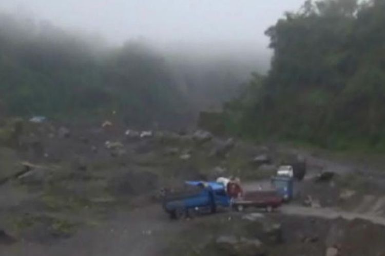 Truk pasir di lereng Gunung Merapi, di Kali Woro, Kamis (12/12/2013). 