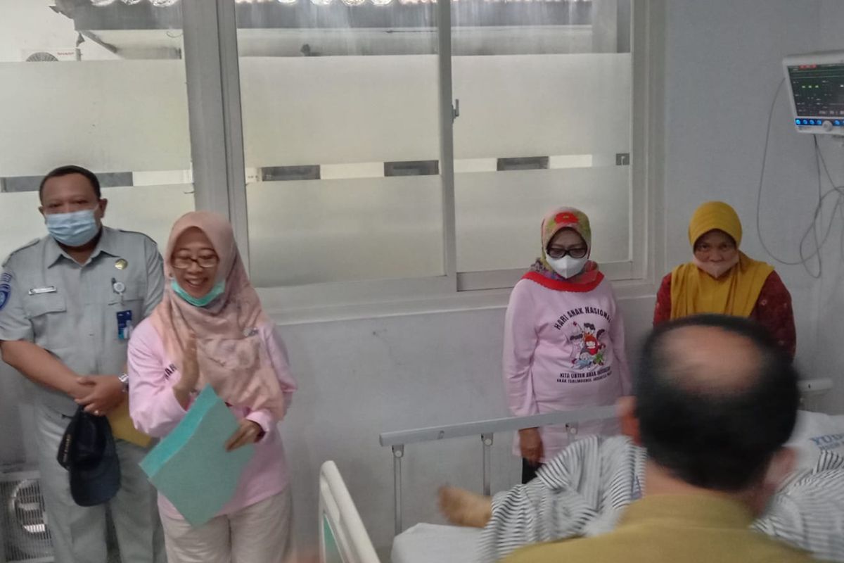 Bupati Jombang Mundjidah Wahab, didampingi perwakilan Jasa Raharja Agus Wibowo, serta Direktur RSUD Jombang Ma'murotus Sa'diyah, mengunjungi dua korban kecelakaan tertabraknya mobil Luxio oleh KA Dhoho yang dirawat di RSUD Jombang, Jawa Timur, Senin (31/7/2023).