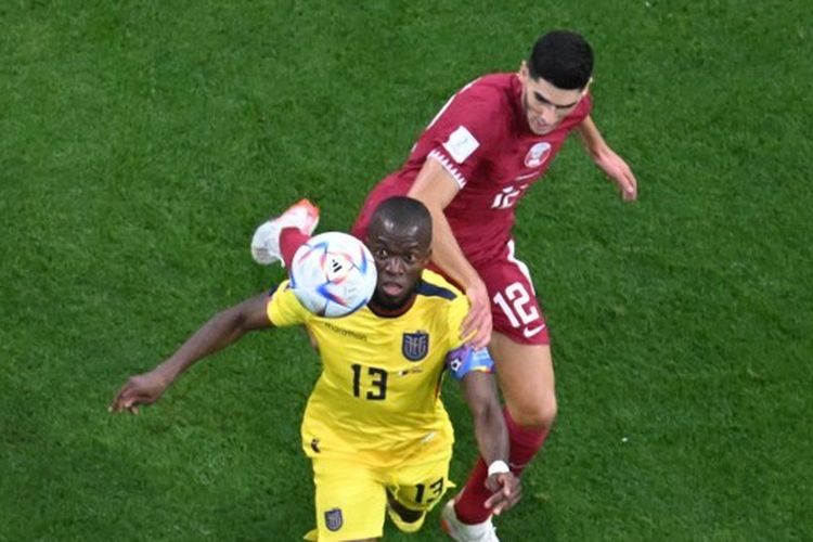 Penyerang timnas Ekuador Enner Valencia berduel dengan gelandang Qatar Karuim Boudiaf dalam laga pembuka Piala Dunia 2022 di Stadion Al Bayt, Minggu (20/11/2022). Di artikel ini tersaji jadwal Piala Dunia 2022 seusai laga Qatar vs Ekuador.