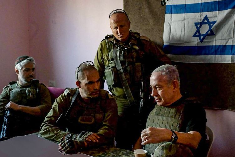 Dalam foto yang diambil dan dirilis oleh Kantor Perdana Menteri Israel pada 26 November 2023 ini, PM Israel Benjamin Netanyahu (kanan) bertemu dengan para prajurit di sebuah lokasi yang dirahasiakan di Jalur Gaza. Netanyahu mengatakan kepada para tentara di Jalur Gaza pada 26 November bahwa upaya Israel akan terus berlanjut sampai meraih kemenangan.