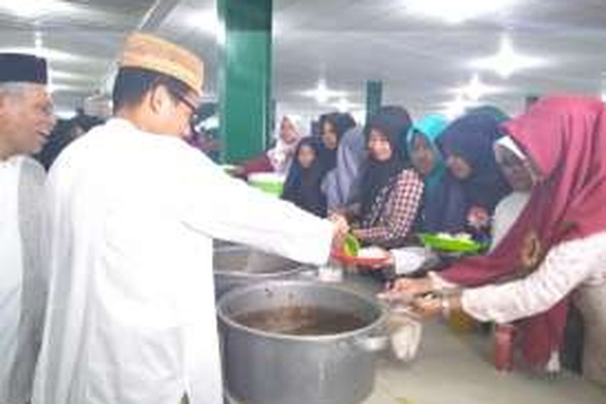 Sandiaga Uno pada Kamis sore (6/10/2016) mengunjungi pondok pesantren Daarul Rahman di Jagakarsa, Jakarta Selatan.