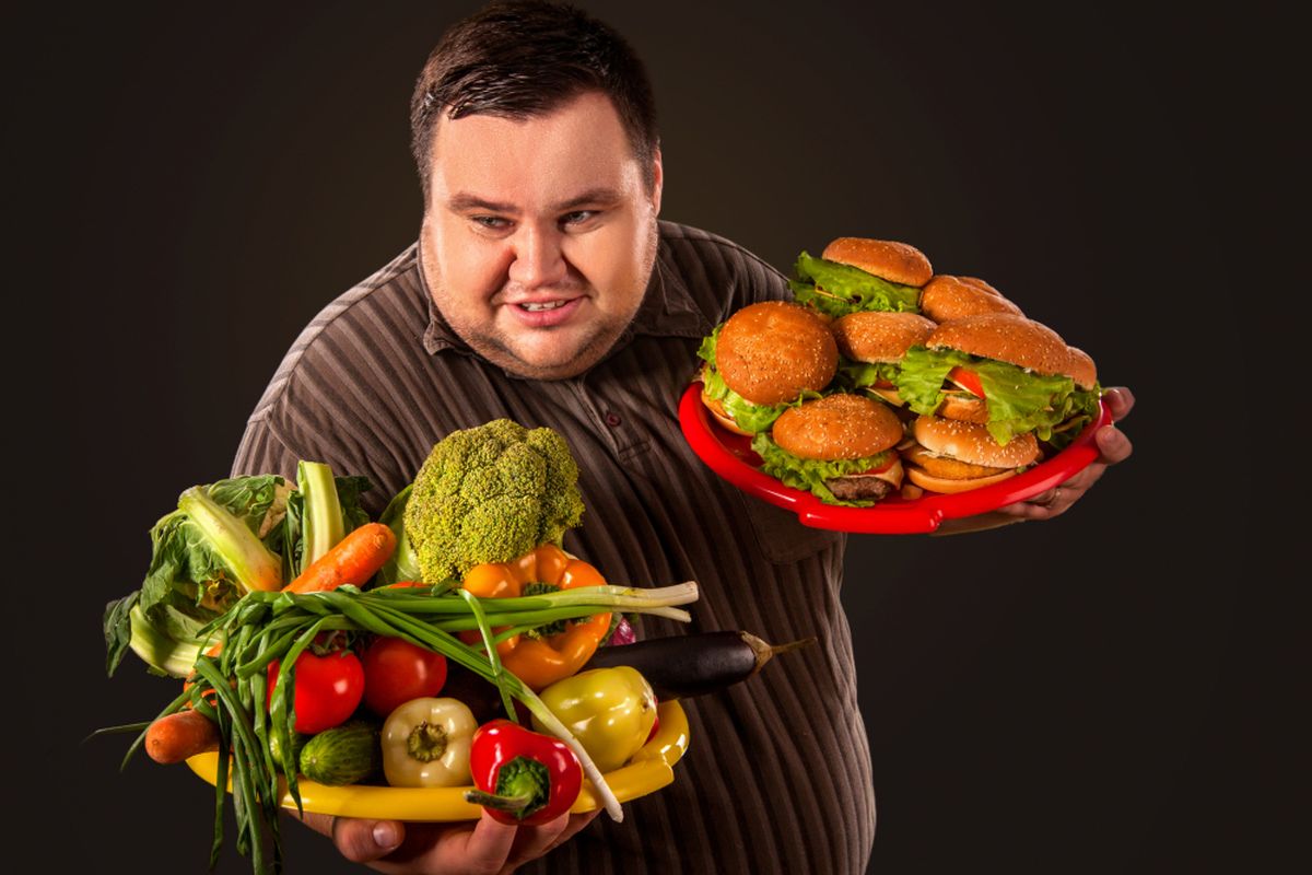 Ilustrasi memilih makan sayur atau junk food