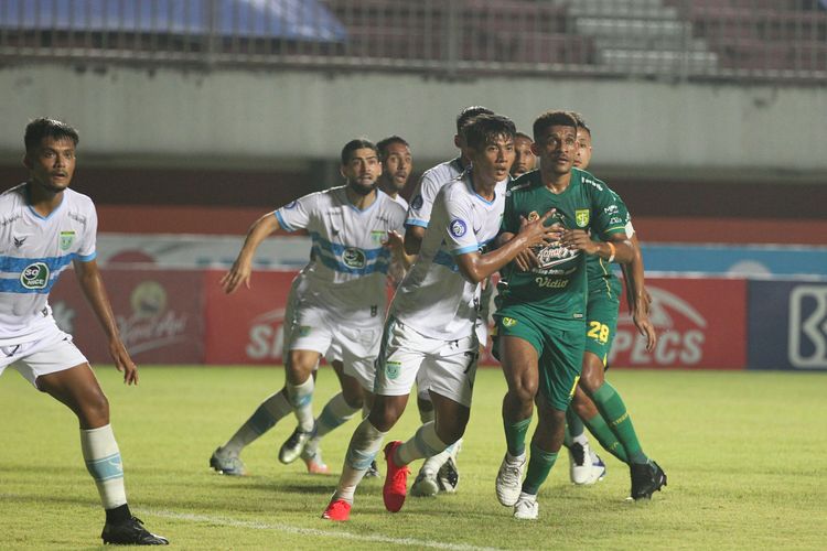 Pertandingan antara Persebaya Surabaya vs Persela Lamongan di Stadion Maguwoharjo, Sleman, Yogyakarta, Rabu (21/10/2021) malam WIB.