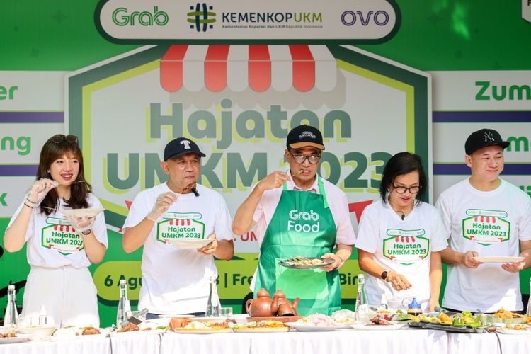 MenKopUKM Teten Masduki pada acara Hajatan UMKM 2023 (Menuju Hari UMKM Nasional), di Fresh Market Bintaro, Tangerang Selatan, Banten, Minggu (6/8/2023).
