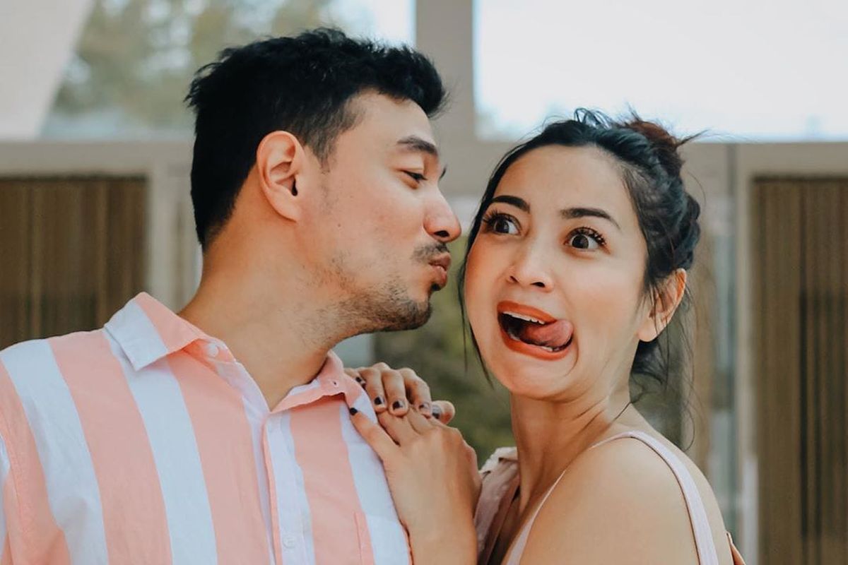 Pasangan artis Edo Borne dan Hesti Purwadinata.