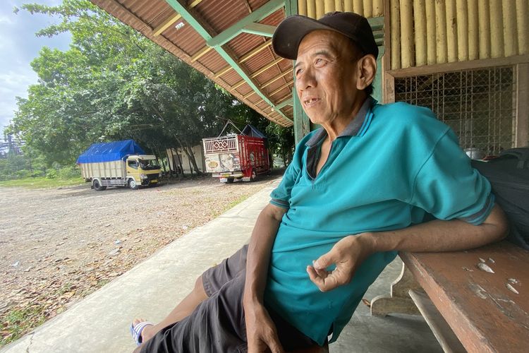 Gunawan Yudistira (60) warga Bandar Lampung yang menjadi buruh panggul di usianya yang senja saat ditemui di sela istirahat, Sabtu (18/3/2023) siang.