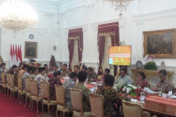 Presiden Joko Widodo dan wakil Presiden Jusuf Kalla berdialog dengan sejumlah pimpinan lembaga tinggi negara di Istana Merdeka, Jakarta, Selasa (14/3/2017).