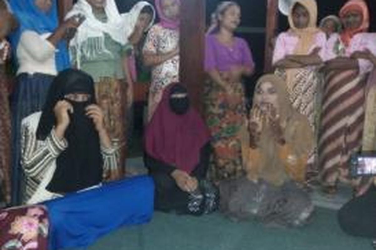 Warga Rohingya usai mengikuti nikah massal di Blang Adoe, Aceh Utara, Sabtu (29/8/2015) malam.