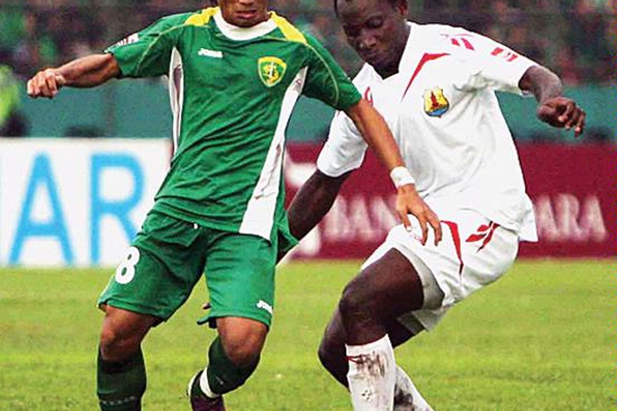 Pemain Persebaya 1927, M Taufik (kiri), berebut bola dengan pemain Persema Malang,  Ngon Mamoun, pada laga Liga Primer Indonesia di Stadion Gelora 10 Nopember, Surabaya, Minggu (15/5).