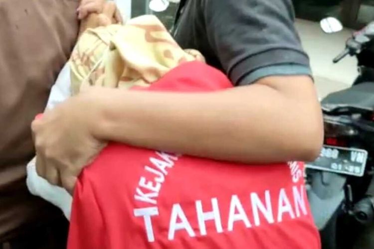 R (41), tersangka sekaligus seorang guru dalam kasus tragedi susur sungai yang terjadi tepat setahun lalu menewaskan 11 siswa MTs Harapan Baru, Cijeunjing, Kabupaten Ciamis, diserahkan untuk ditahan ke Kejaksaan Negeri Ciamis, Jawa Barat, pada Selasa (22/11/2022).