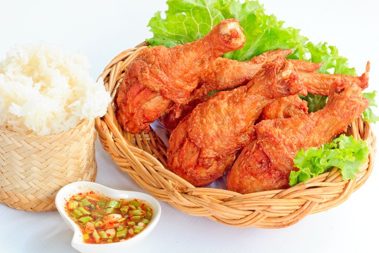 Ayam goreng thailand kaya rasa karena bumbunya meresap. 
