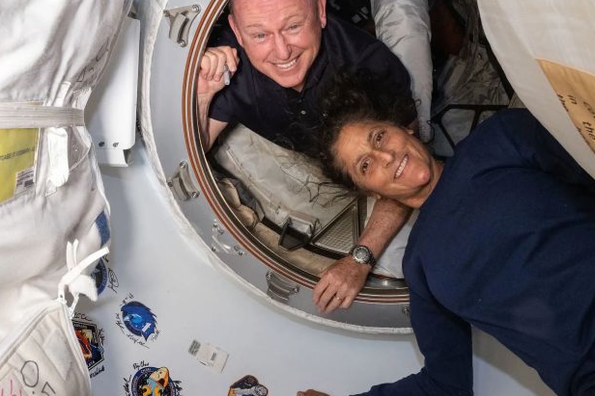 Butch Wilmore dan Suni Williams di dalam Stasiun Luar Angkasa Internasional.