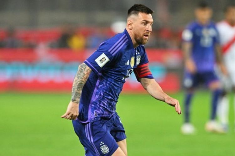 Penyerang Argentina, Lionel Messi, tengah mengontrol bola dalam Kualifikasi Piala Dunia 2026 Zona Amerika Selatan yang mempertemukan Peru vs Argentina di Stadion Nasional pada 17 Oktober 2023. Terkini, Lionel Messi masuk dalam daftar nomine FIFPro World XI 2023. (Foto oleh CRIS BOURONCLE / AFP)