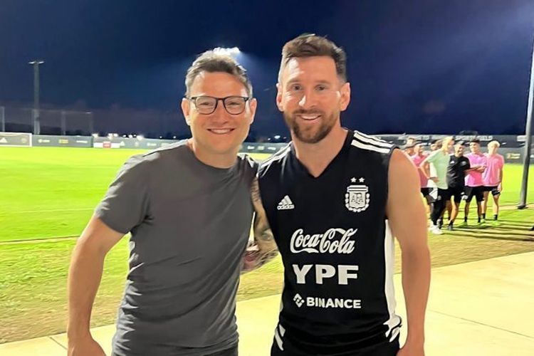 Razmig Hovaghimian (kiri) dan Lionel Messi (kanan) dari perusahaan investasi Play Time.