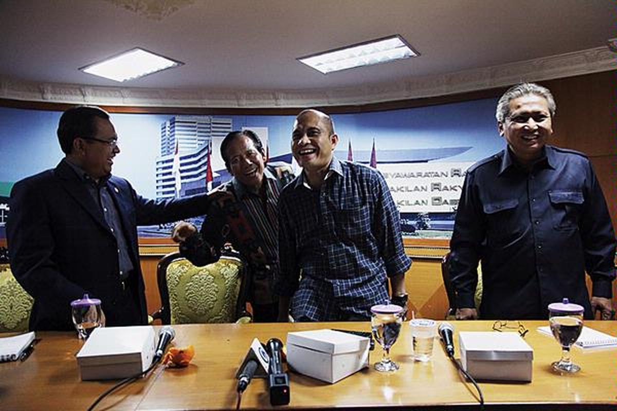 Ketua DPP Partai Golkar Priyo Budi Santoso, Ketua Fraksi Partai Demokrat Jafar Hafsah, Ketua Fraksi PKB Marwan Jafar, dan mantan Menteri Negara Islam Indonesia (NII) Imam Supriyanto (dari kiri ke kanan) berdiskusi di ruang pers DPR, Jakarta, Kamis (5/5). Diskusi tersebut membahas peran dan jaringan tokoh NII di Indonesia.