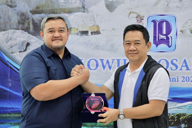 Kunjungan Krakatau Steel Group ke Kawasan Industri Sidayu Gresik, diterima langsung oleh CEO CEO PT Polowijo Gosari Group, Deddy Harnoko Sucahyo. 