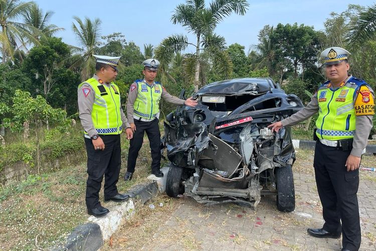 Kondisi kendaraan dinas sekretariat DPRD Pesibar yang mengalami kecelakaan di jalan tol, Rabu (6/9/2023).