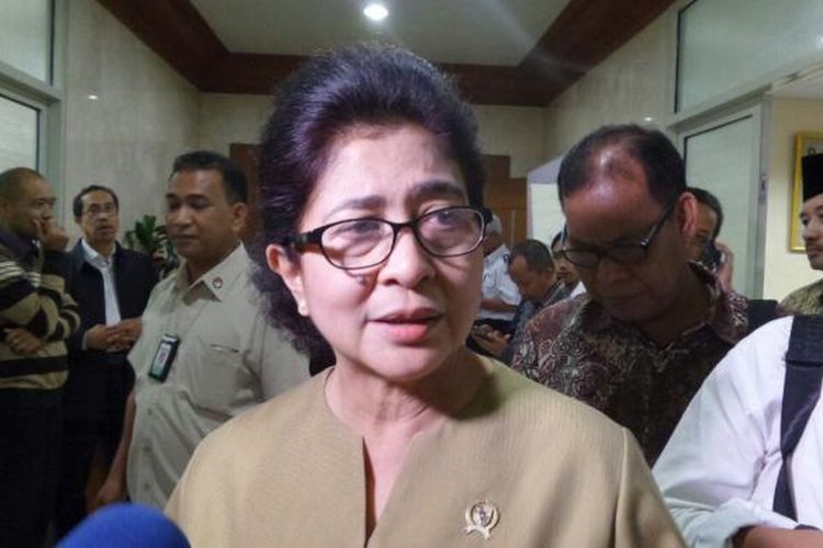 Menteri Kesehatan Nila Djuwita F Moeloek di Kompleks Parlemen, Senayan, Jakarta, Senin (16/1/2017)