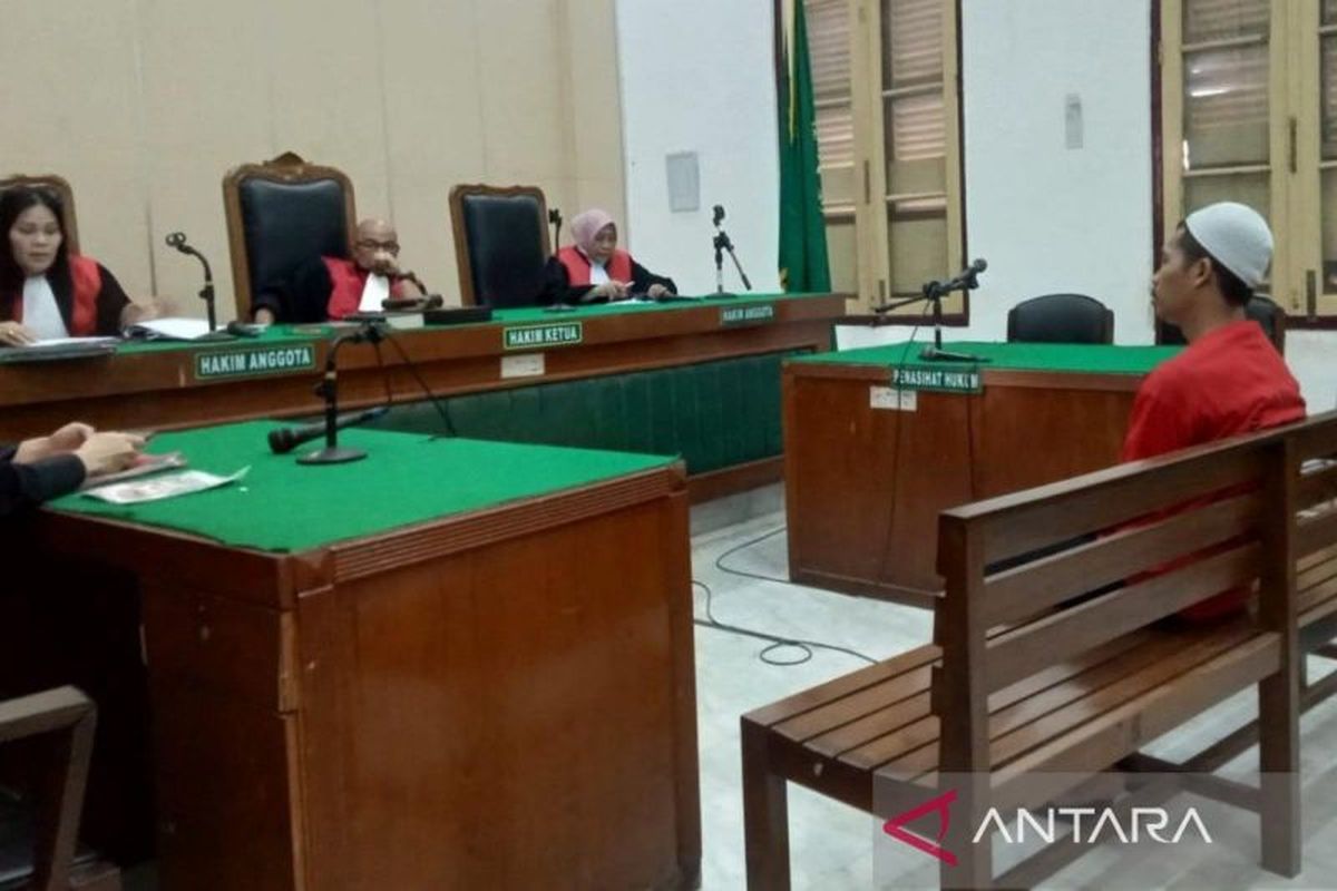 Nefri Zaldi, terdakwa penucian sepasang sandal ketika mendengarkan putusan majelis hakim di ruang sidang Cakra VIII, Pengadilan Negeri Medan, Sumatera Utara, Selasa (29/7/2025). 