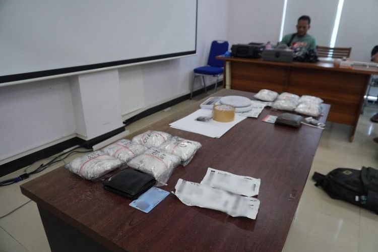 Digagalkan di Bandara Sultan Syarif Kasim II Pekanbaru, 4 Kg Sabu Diselundupkan Lewat Tas Penumpang