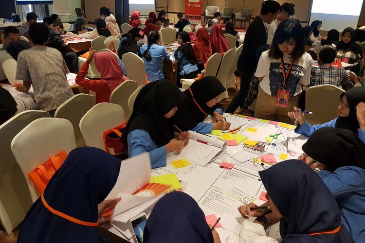 Peserta Lokakarya Muda Berdaya yang digelar Shopee sedang membuat Bisnis Model Canvas.