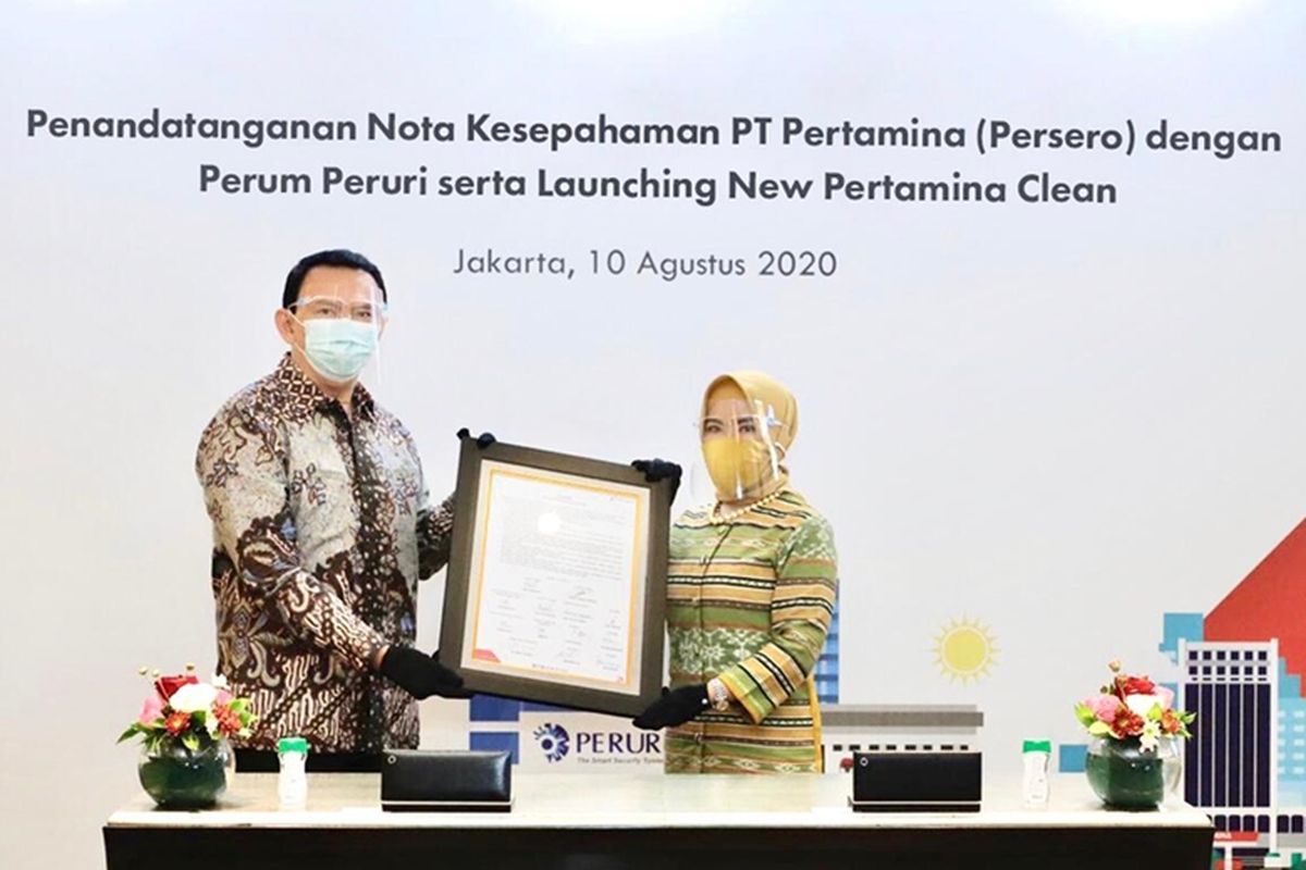 PT Pertamina (Persero) melakukan launching New Pertamina Clean serta penyerahan piagam dari Komisaris Utama PT Pertamina (Persero) Basuki Tjahaja Purnama ke Direktur Utama PT Pertamina (Persero) Nicke Widyawati dengan protokol Covid 19 di Lantai Mezzanine, Ruang Executive Lounge, Kantor Pusat Pertamina, Jakarta Pusat, Senin, (10/8/2020). (DOK. PT PERTAMINA (PERSERO))