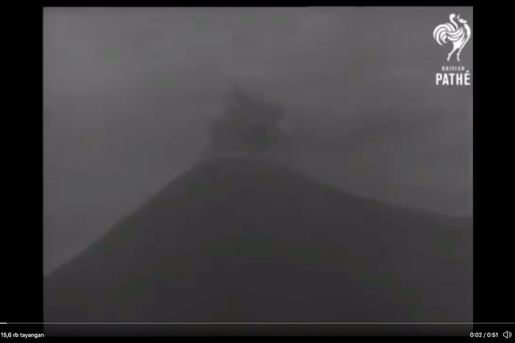 Tangkapan layar video sejarah letusan Gunung Agung di Bali 17 Maret 1963