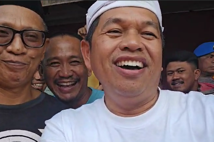 Gubernur Jawa Barat Dedi Mulyadi bersama warga saat pembongkaran bangunan liar di sepadan Sungai Bekasi, tepatnya di Tambun Utara, Desa Srijaya, Jumat (14/3/2025).