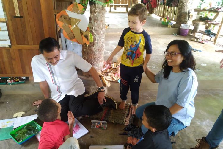 Wali Kota Salatiga Yuliyanto berbincang dengan siswa Jungle School