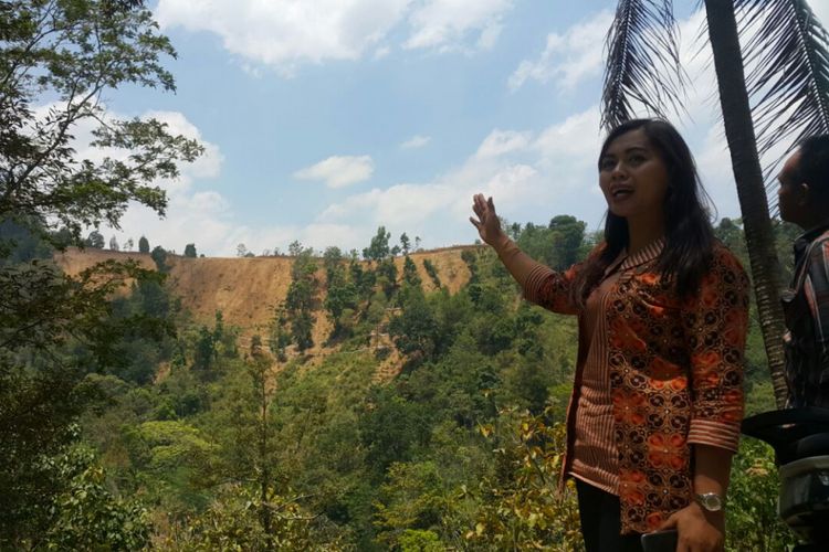 Kepala Desa Mendak, Nur Cholifah menunjukkan lokasi pembangunan sarana yang dilakukan Bakrie Grup untuk mengeksplorasi panas bumi di wilayah Kabupaten Madiun dan Kabupaten Ponorogo , Jawa Timur, Jumat ( 22/9/2017).