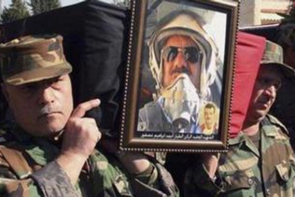 Tentara Suriah mengusung peti rekan mereka yang tewas dalam sebuah serangan pada Kamis (24/11/2011).
