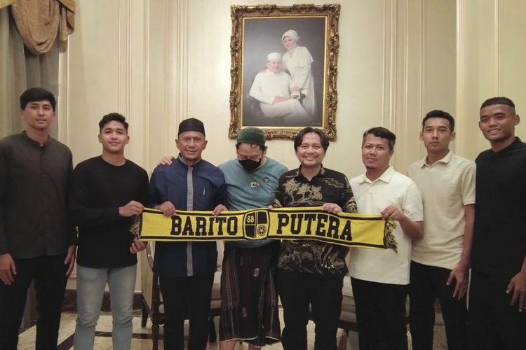 Barito Putera memperpanjang kontrak pelatih Rahmad Darmawan dan keempat pemain. Perpanjangan kontrak dilakukan bersama CEO klub, Hasnuryadi Sulaiman di Jakarta, Kamis (23/5/2024). 