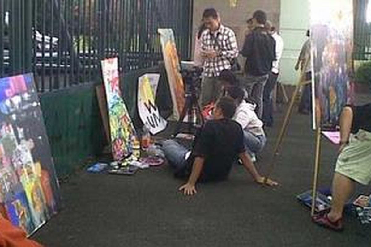 Aksi sembilan pelukis di depan Gedung DPR RI, Rabu (27/4/2011), yang memprotes sepak terjang wakil rakyat.