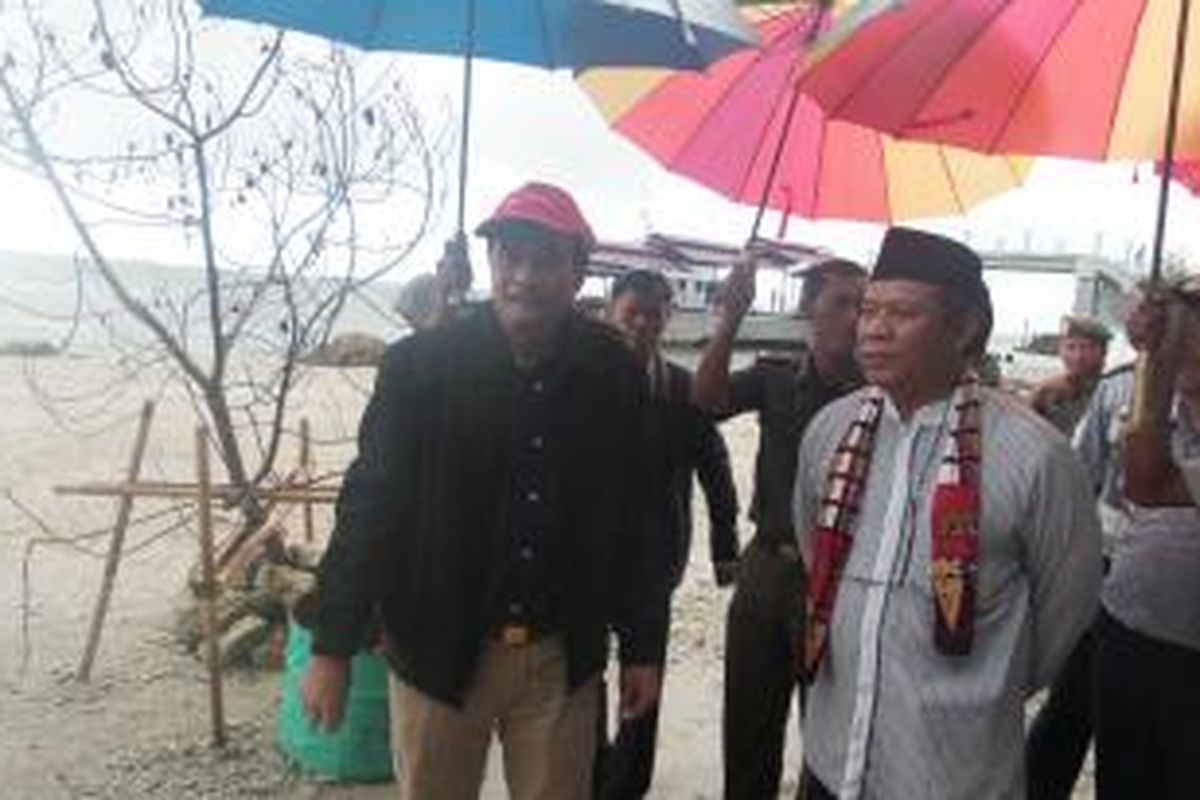 Wakil Gubernur DKI Jakarta Djarot Saiful Hidayat didampingi Lurah Pulau Untung Jawa, Badri, saat meninjau kondisi pantai di Pulau Untung Jawa, Kepulauan Seribu, Jumat (6/2/2015)