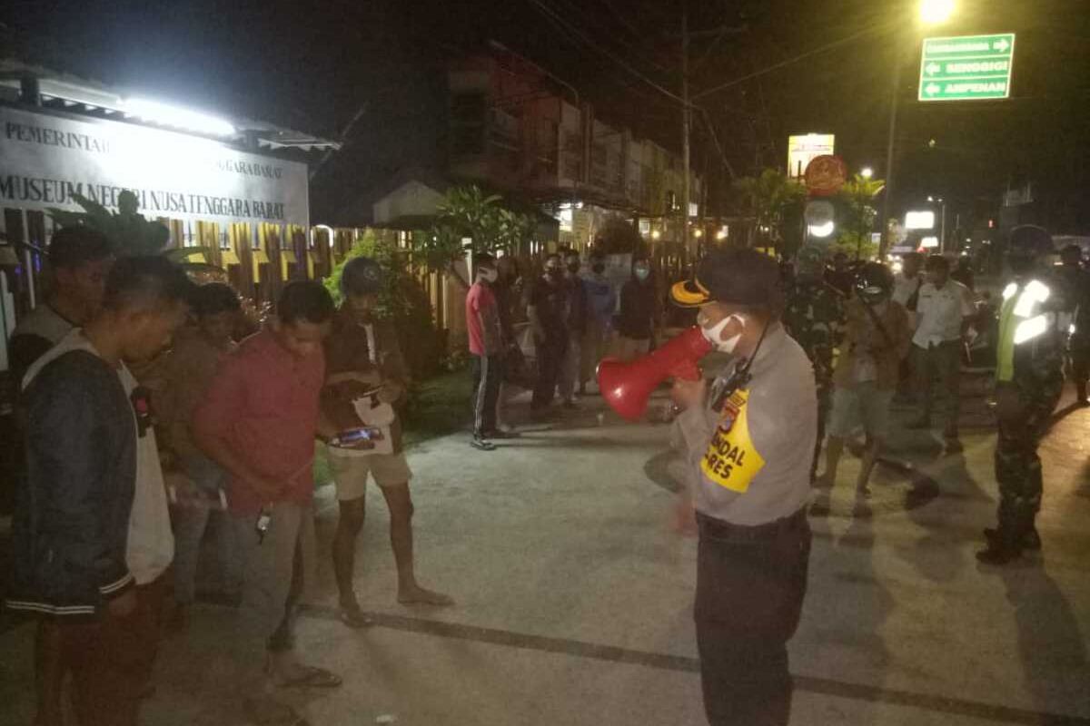 Warga yang masih berkumpul saat jam malam dan tidak mengenakan masker, diberi hukuman fisik push up.