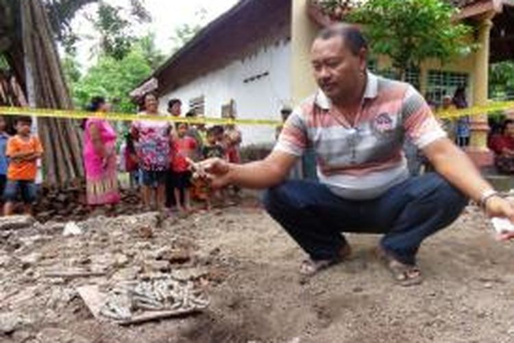 Fadli (44), Kepala Dusun Curah Keting, Desa Karangsono, Kecamatan Bangsalsari, Jember Jawa Timur, menunjukkan amunisi berupa peluru tajam yang ditemukan di depan rumahnya, Jumat (16/1/2015).