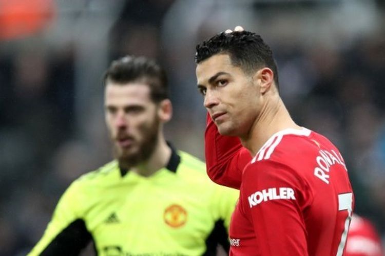 Cristiano Ronaldo (kanan) terlihat frustrasi pada laga pekan ke-19 Liga Inggris yang mempertemukan Newcastle vs Man United di Stadion St. James Park, Selasa (28/12/2021) dini hari WIB. Hasil Newcastle vs Man United imbang 1-1.