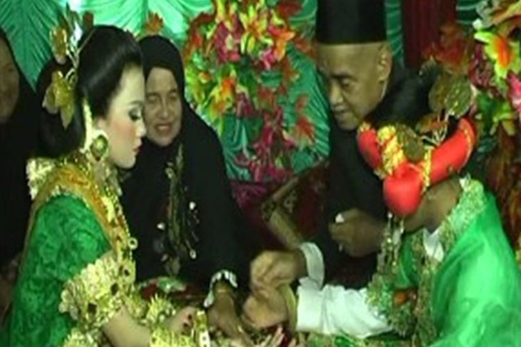 Pernikahan pasangan usia muda antara Arlin (17) dan Andini (15) di Polewali Mandar, Sulawesi Barat, Minggu (26/11/2017).