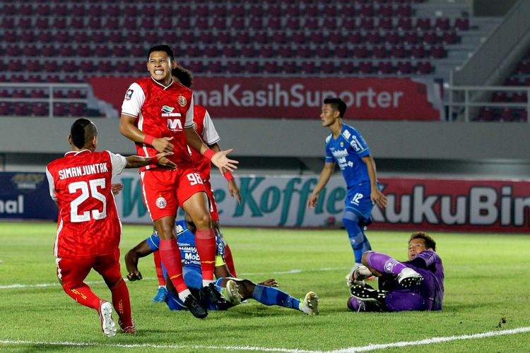 Penyerang Persija Jakarta, Taufik Hidayat gagal mengeksekusi tendangan ke gawang Persib Bandung pada laga leg kedua final Piala Menpora 2021 yang berakhir dengan skor 1-2 di Stadion Manahan, Solo, pada Minggu (25/4/2021) malam WIB.
