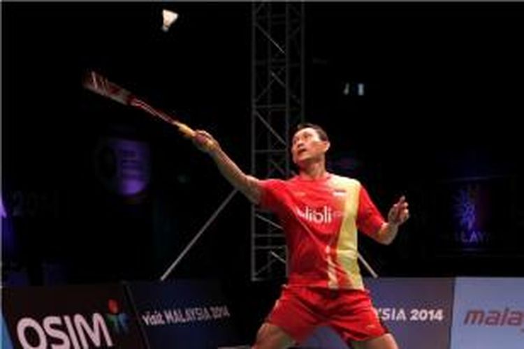 Tunggal putra Indonesia, Sony Dwi Kuncoro mengembalikan kok pada reka senegara, Tommy Sugiarto, pada pertandingan pertama grup B tunggal putra BWF Superseries Finals, di Kuala Lumpur Badminton Stadium, Malaysia, Rabu (11/12/2013).