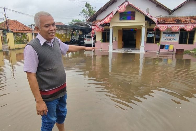 Sunaji, Kepala Desa Ambulu, Kecamatan Losari, Kabupaten Cirebon Jawa Barat menunjukkan banjir rob yang merendam halaman kantor pada Jumat (2/12/2022).