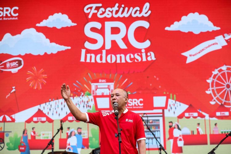 Menteri Koperasi dan Usaha Kecil Menengah, Teten Masduki dalam sambutannya saat acara Festival SRC Indonesia 2019 di Parkir Timur Gelora Bung Karno, Senayan, Jakarta, Minggu (24/11/2019). Festival ini adalah bagian dari rangkaian festival yang dilaksanakan di 13 kota seluruh Indonesia pada rentang waktu 17 November-8 Desember 2019. Rangkaian festival SRC Indonesia bertujuan meningkatkan daya saing UKM sektor retail sekaligus memperkenalkan ekosistem SRC kepada konsumen. Menteri Koperasi dan Usaha Kecil.