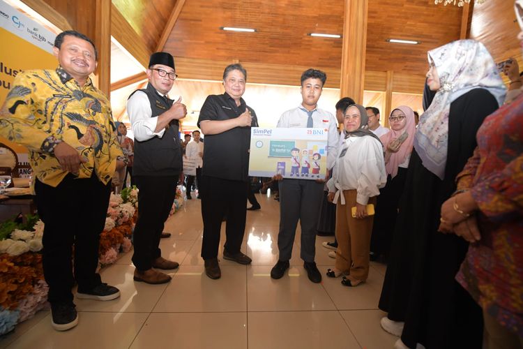 Gubernur Jawa Barat Ridwan Kamil bersama Menko Perekonomian Airlangga Hartarto saat menyampaikan pertumbuhan positif ekonomi Provinsi Jawa Barat
