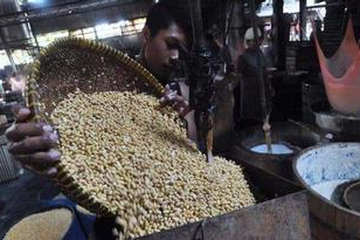 Pembuatan tahu di salah satu sentra di duren tiga, Jakarta Selatan, Senin (23/7/2012). Produsen tahu dan tempe rencananya akan mogok berproduksi pada 25-27 Juli sebagai protes terhadap harga kedelai yang dirasakan memberatkan perajin tahu dan tempe. 