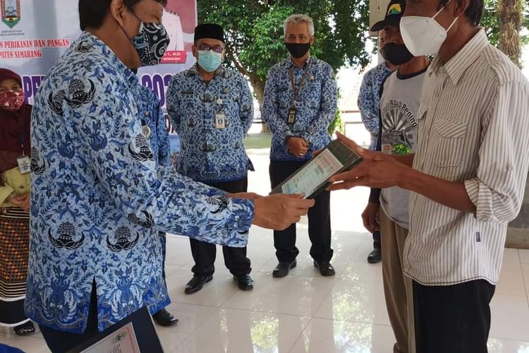 Penyerahan asuransi untuk nelayan Rawa Pening