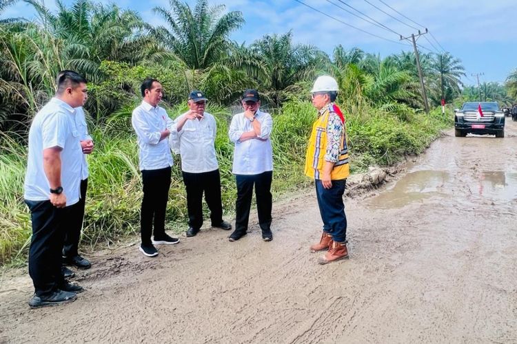 Presiden Joko Widodo saat melakukan sidak di Jalan Gunting Saga yang berada di Kabupaten Labuan Batu, Sumatera Utara, Rabu (17/5/2023).