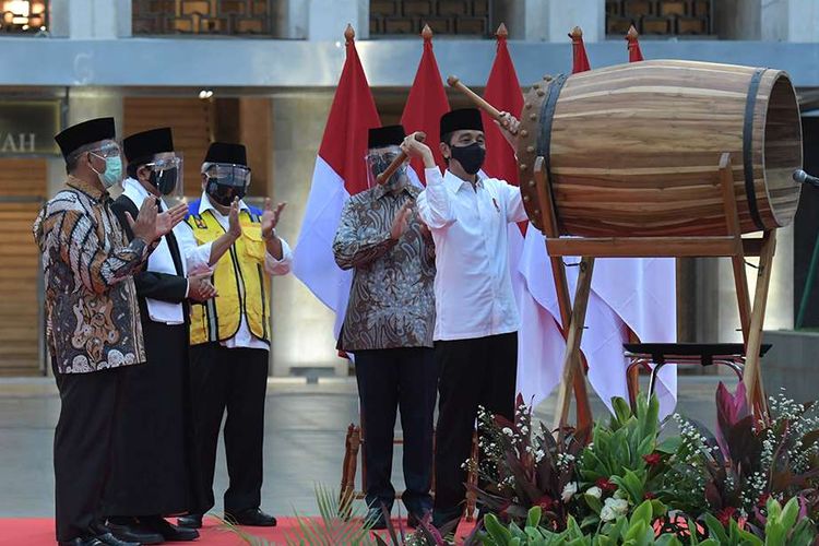 Presiden Joko Widodo memukul beduk tanda peresmian renovasi Masjid Istiqlal, Jakarta, Kamis (7/1/2021). Renovasi ini merupakan yang pertama sejak 42 tahun lalu, dengan menghabiskan waktu 14 bulan untuk merampungkan proses renovasi.