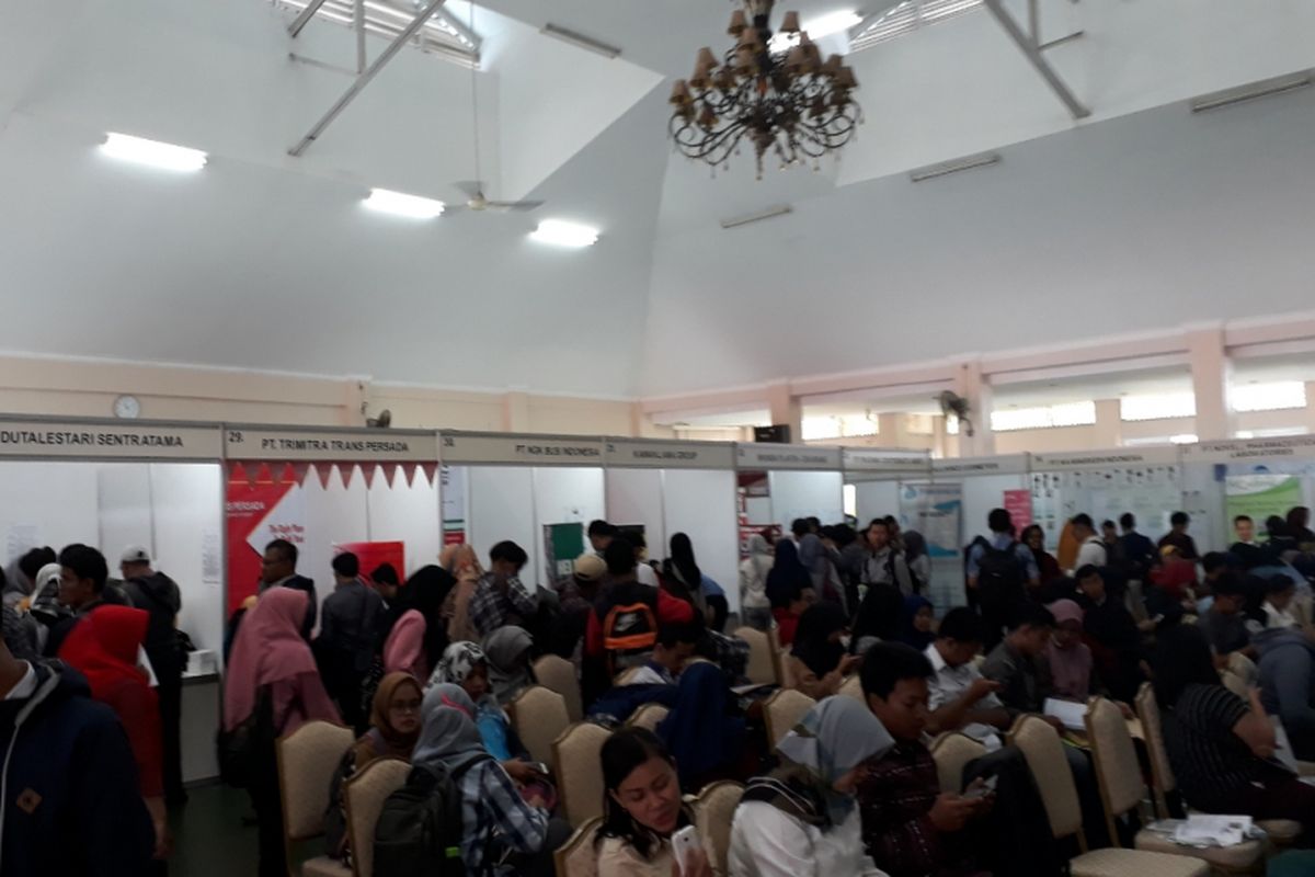 Tampai para pencari pekerjaan penuhi lokasi Job fair BBPLK Cevest di Balai Besar Pengembangan Latihan Kerja, Jalan Guntur Raya, Bekasi Selatan, Kamis (20/9/2018). 