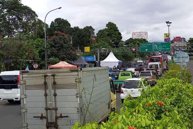 Situasi arus kendaraan di Jalan Raya Puncak Bogor, Jawa Barat, terpantau macet jelang libur Natal 2022 dan Tahun Baru 2023 (Nataru), Jumat (23/12/2022).